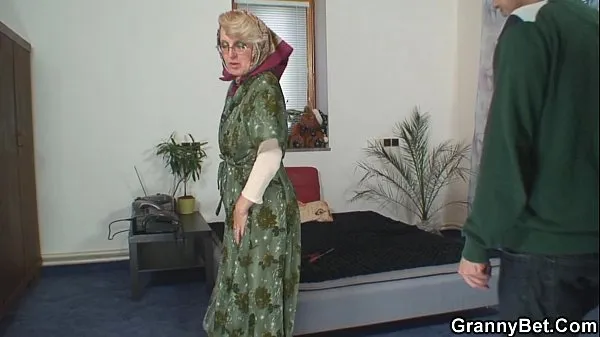 Lonely old grandma pleases an young guy أنبوب دافئ كبير